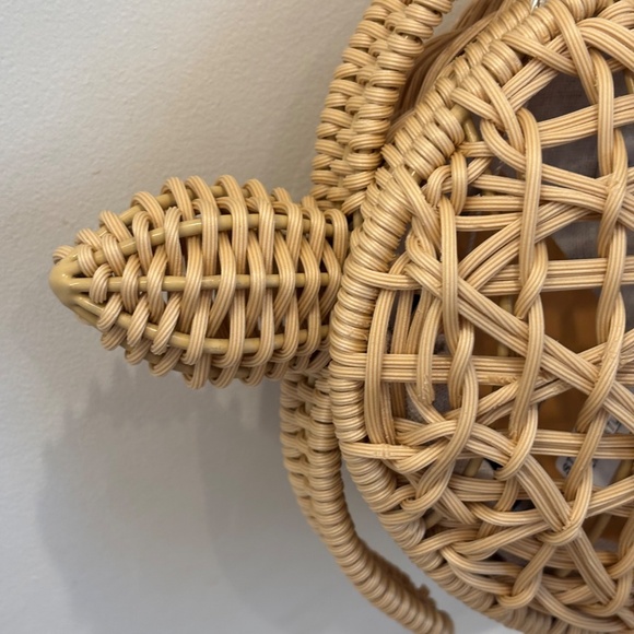 NWT Tommy Bahama woven turtle convertible crossbody bag - Picture 6 of 10